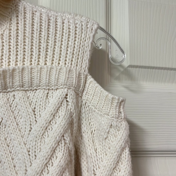 Gestuz Marsela knitted modern cut out “fisherman”sweater in ivory - Picture 8 of 9